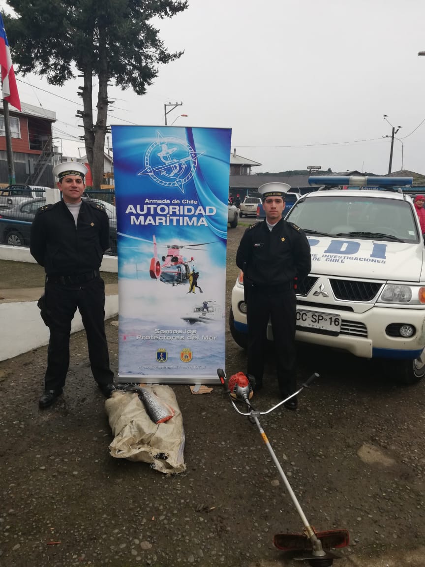 CAPUERTOQUEMCHI's tweet image. Personal de la Capitanía de Puerto de #Quemchi en conjunto con personal de la #Bicrimancud realizan procedimiento de rigor en el sector de isla caucahue por denuncias, tras robos sufridos durante esta madrugada en la feria campesina de la comuna.