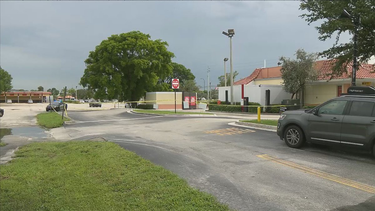 Gun pulled out after driver cuts off vehicle in Lauderdale Lakes McDonald's drive-thru bit.ly/2HSYPfW?utm_so… https://t.co/hd9zdAi5vU
