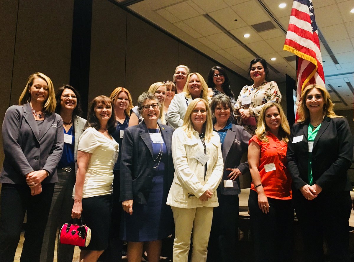 GinaRamosMontes's tweet photo. Amazing women of the City of Avondale enjoying AZ Women Leading Govt Conference #2018AZWLG #ArizonaWLG #AZManagement https://t.co/MxwqDgEjQU