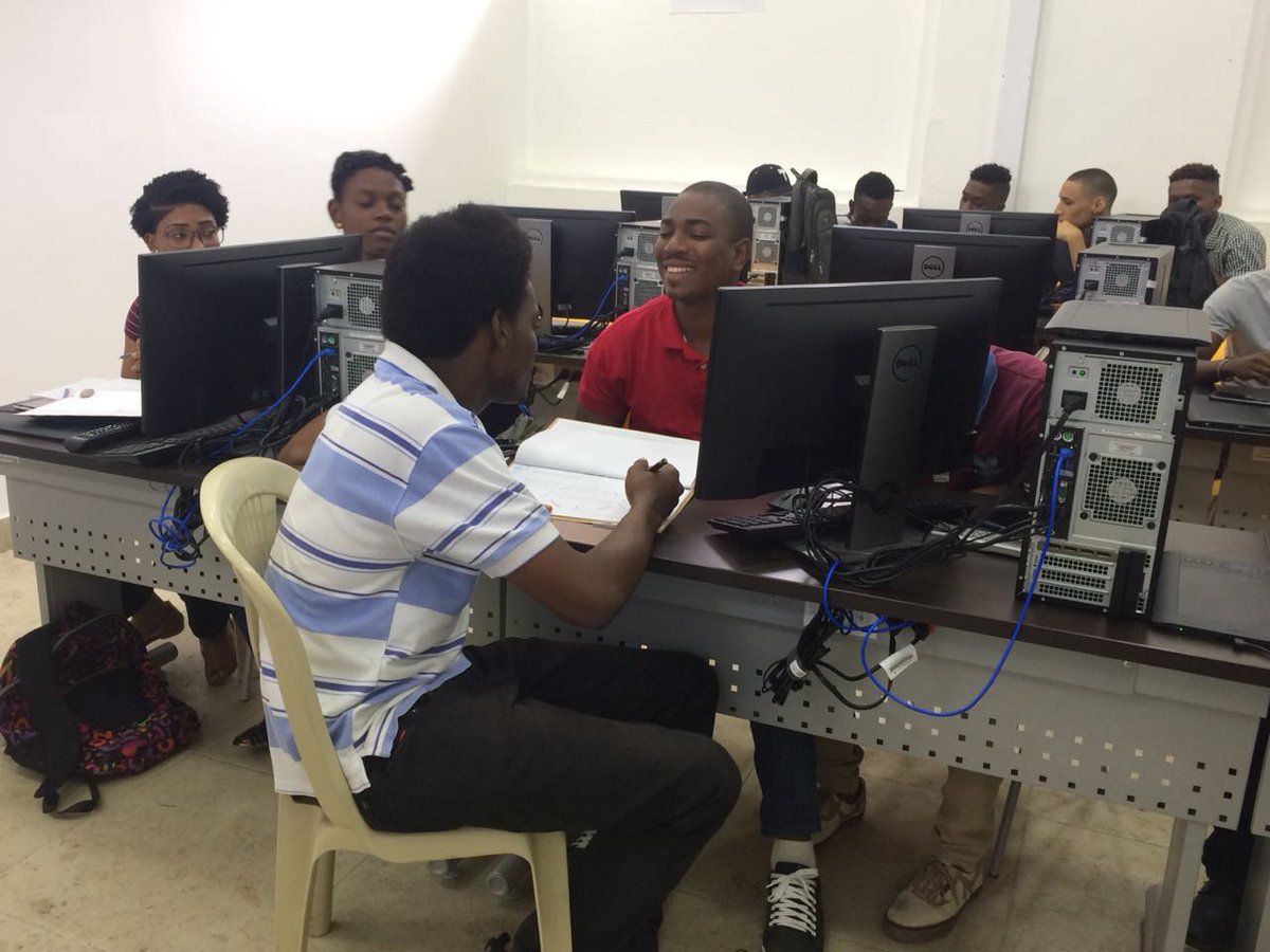 IndustriaDigCol's tweet photo. Los #MakersPro del Chocó ya están entrenandose en programación, electrónica y pensamiento de diseño para resolver un reto que involucra el desarrollo de una solución digital basado en el internet de la cosas (#IoT). Se están entrenando en el Punto #ViveDigitalLab de Quibdó https://t.co/RmxgYy0UaQ