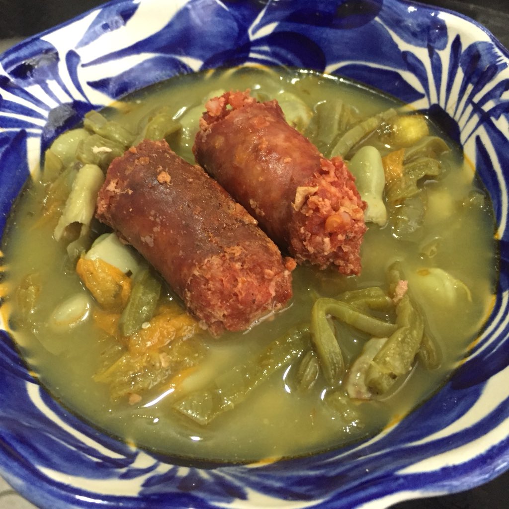 Un clásico de la gastronomía Del Valle de Toluca es las habas, flores de calabaza, nopales y longaniza en salsa verde de tomate. 

Acompáñese con frijoles negros de olla y tortillas de mano. 

¡Que sabroso! 

¿Tú haz comido este riquísimo platillo?