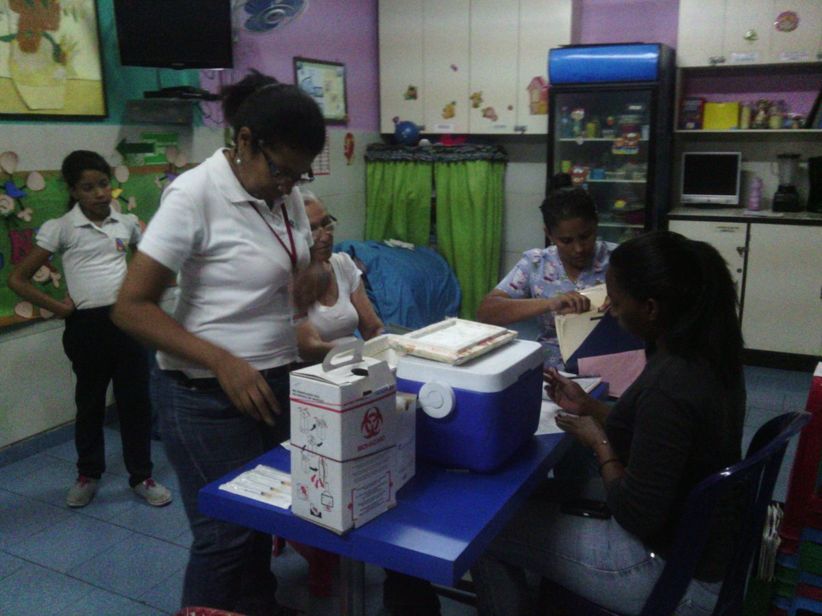 Vacunacion en el CEIP Niño Jesus de Praga de Guatire Jueves 14 de Junio ;se inmunizo toda la matricula de educacion maternal; educacion inicial en primer,segundo y tercer nivel, con apoyo del Asic el Ingenio Doctora Michelle Espejo y su personal <a href="/Salud_MPPE/">Salud Escolar MPPE</a> @MPPEDUCACION