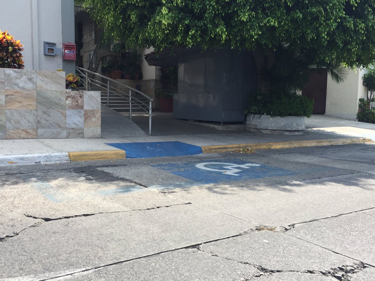 heyitsrivers's tweet image. Un solo cajón para personas con discapacidad para que cuando te estaciones te tapes tu mismo la rampa 😊 #soloenmexico #disabilityproblems
