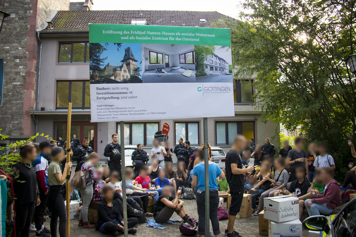 linksunten_goe's tweet photo. Bis zu 120 Demonstrant_Innen auf #Demo der #Initiative #nansen1 gegen den #Ausverkauf der #Stadt und für mehr #sozialen #Wohnraum in #Göttingen. Am Ende der Demo Versuch des symbolischen Einzug ins Fridtjof-Nansen-Institut, dann davor Sit-In. Bilder: https://t.co/SZHSUuaEh3 https://t.co/Dy1skVjYhV