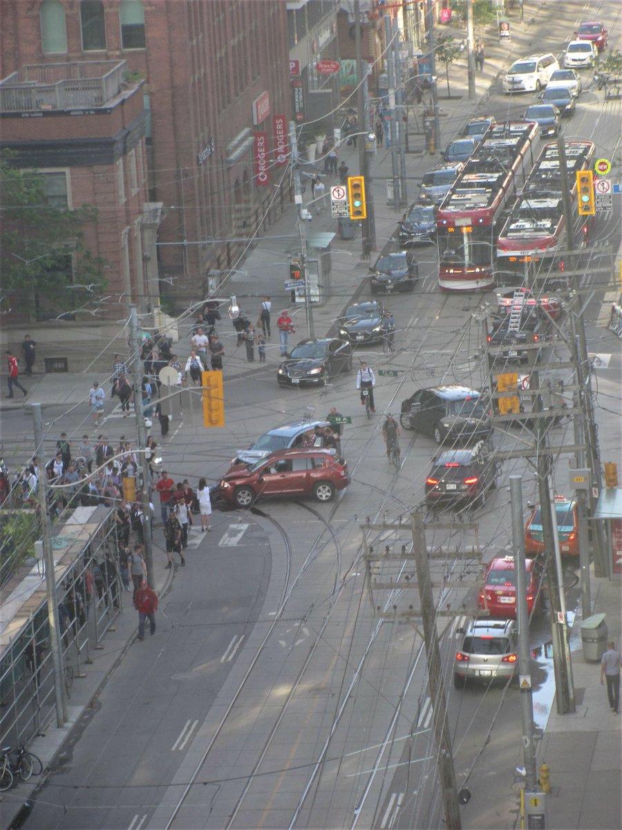 TOCitizenCop's tweet photo. These 3 cars + two out of frame are waiting to blow through the King/Bathurst intersection just like the 11 cars in one light change did before them.  @TrafficServices please get some regular enforcement out here before there’s another accident like the other day @TTChelps https://t.co/JzKj9E50FW