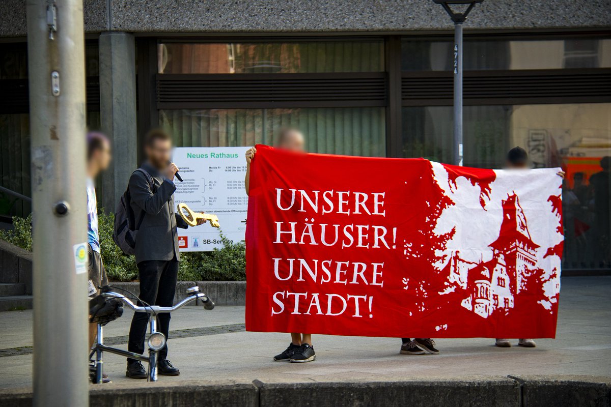 linksunten_goe's tweet photo. Bis zu 120 Demonstrant_Innen auf #Demo der #Initiative #nansen1 gegen den #Ausverkauf der #Stadt und für mehr #sozialen #Wohnraum in #Göttingen. Am Ende der Demo Versuch des symbolischen Einzug ins Fridtjof-Nansen-Institut, dann davor Sit-In. Bilder: https://t.co/SZHSUuaEh3 https://t.co/Dy1skVjYhV