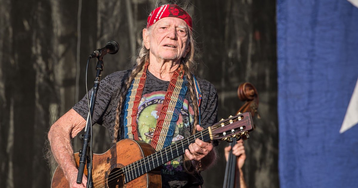 Willie Nelson speaks out on immigrant family separations at border: "What’s going on at our southern border is outrageous" rol.st/2LSFmyj