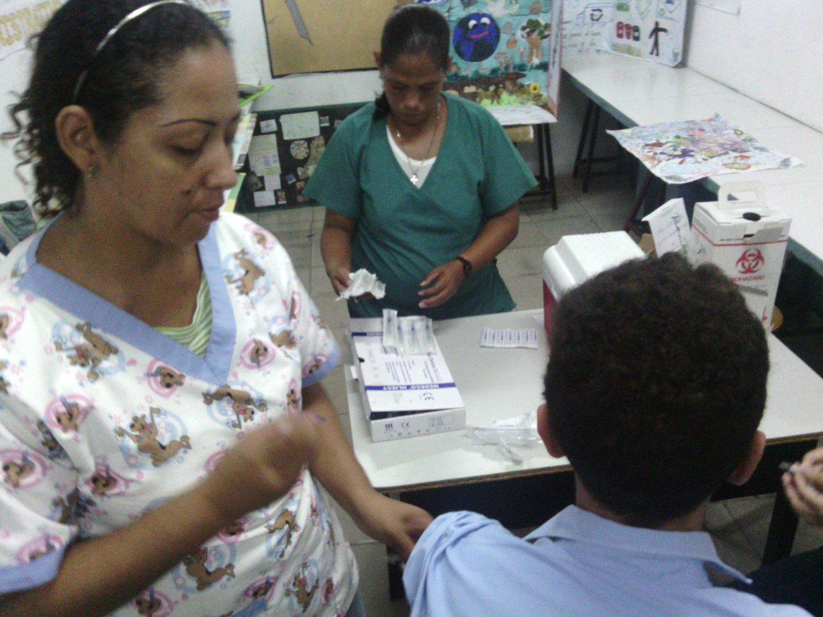 Vacunacion con toxoide difterico y doble viral en UEP Doña Benilde de Guatire Jueves 14 de Junio;se inmunizaron estudiantes de segundo,tercer y cuarto año de educacion media general; con apoyo del Asic del Ingenio y Dra. Michelle Espejo <a href="/Salud_MPPE/">Salud Escolar MPPE</a> <a href="/rosabecerra3/">Rosa Becerra</a> <a href="/RosangelaOrozco/">Rosangela Orozco</a>