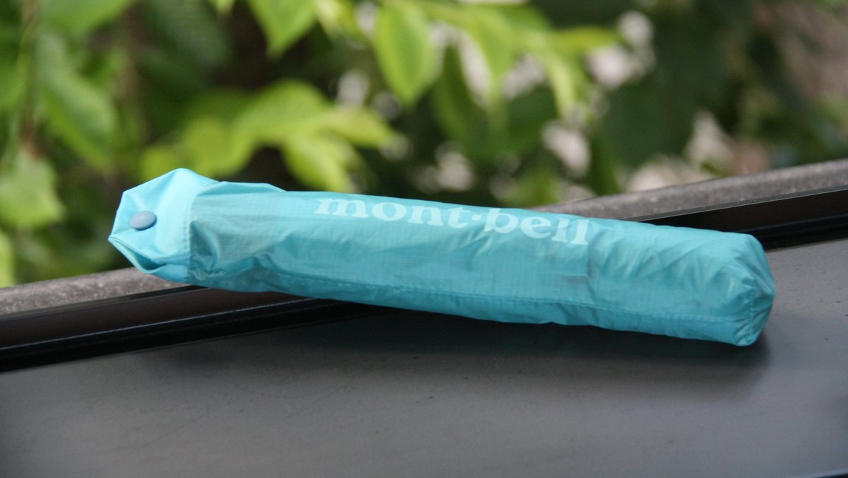 ウェザーニュース この季節に重宝するアイテムといえば 折りたたみ傘 様々な種類のものが売られています その中で アウトドアメーカーのモンベルから発売されている折りたたみ傘は 機能性の高さが話題となっています いったいどんな点が普通の