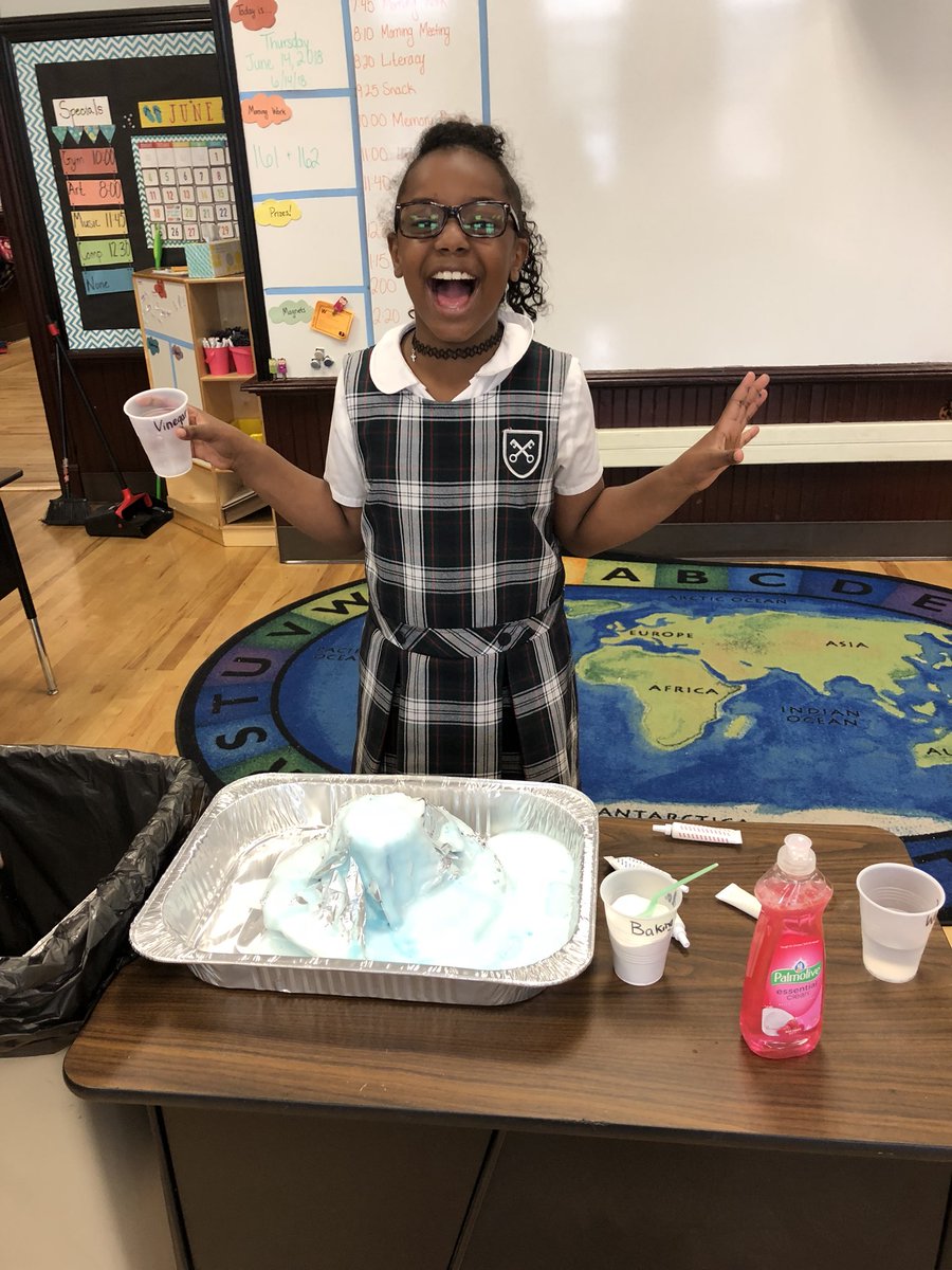 MsWalmsley's tweet photo. This year, some students read a chapter book about the eruption of Mt. Saint Helens. After months of endless volcano questions from the kiddos, today we made our own!! https://t.co/vESo6BkyTu