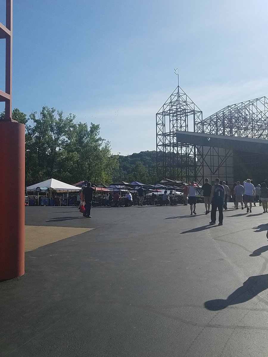 EvilVOG's tweet photo. ZZTop / John Fogerty! Looking at Kentucky from across the Ohio River. https://t.co/6jVbvRyQO6