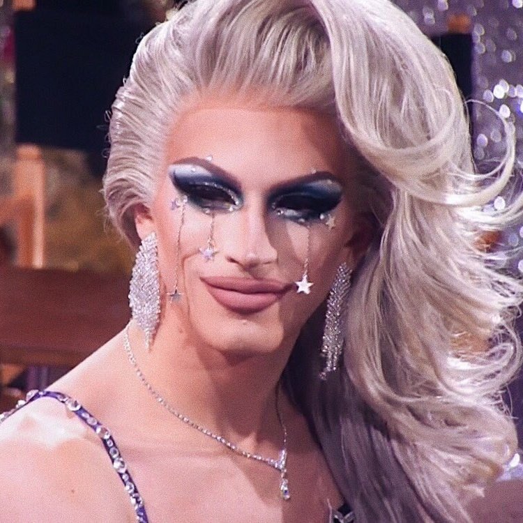 artssionno's tweet photo. This makeup tho. Aquaria is a genius honestly. Star tears! Ugh her mind! #TeamAquaria #DragRace https://t.co/jmW5XObuGJ