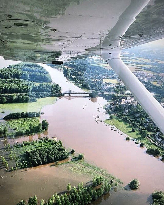 TuViensdAngers's tweet photo. ✈️ Au dessus de @Bouchemaine49 
📷 : Emilie Chauveau (facebook)
https://t.co/ZoIHn3k0pl…

#inondation #orage #bouchemaine #angers #anjou #jaimelanjou #maineetloire #paysdelaloire https://t.co/VaM8Mb39FO