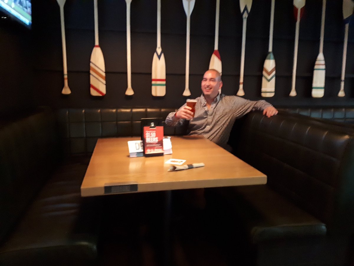 deadpetland's tweet photo. When @HudsonsPub insists you take a booth and it almost feels like home. #HappyAtAnyHour #EverythingIsComingUpChad #ChadIsTipsy https://t.co/x0RR1Nv9nQ