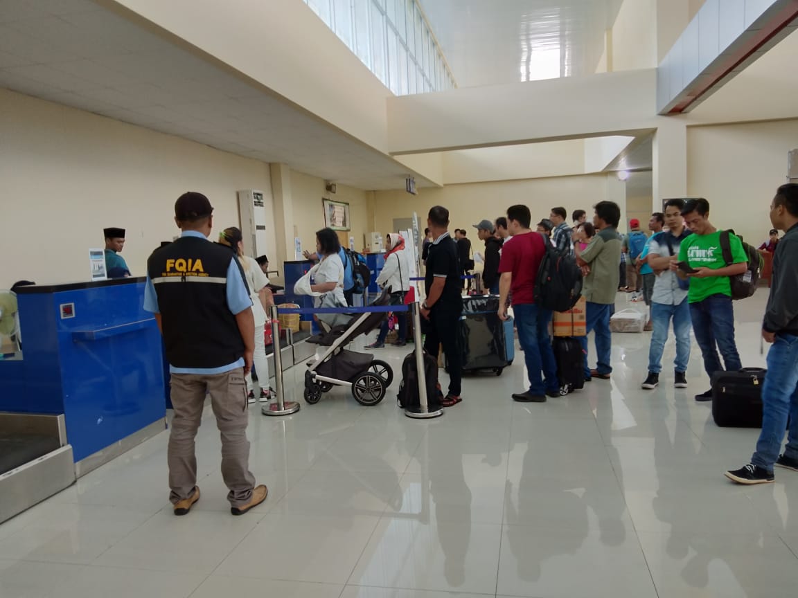 Skiluwukbanggai's tweet photo. 15/06 #OneHealthKIPM Pengawasan di terminal Bandara Syukuran Aminuddin Amir Luwuk : Tampak  petugas @Skiluwukbanggai mengawasi barang bawaan penumpang
#IdulFitri1439H
@HumasBKIPM
@darwis_skipmlb
@rinajanwar2201 https://t.co/SqnNgTrOeF
