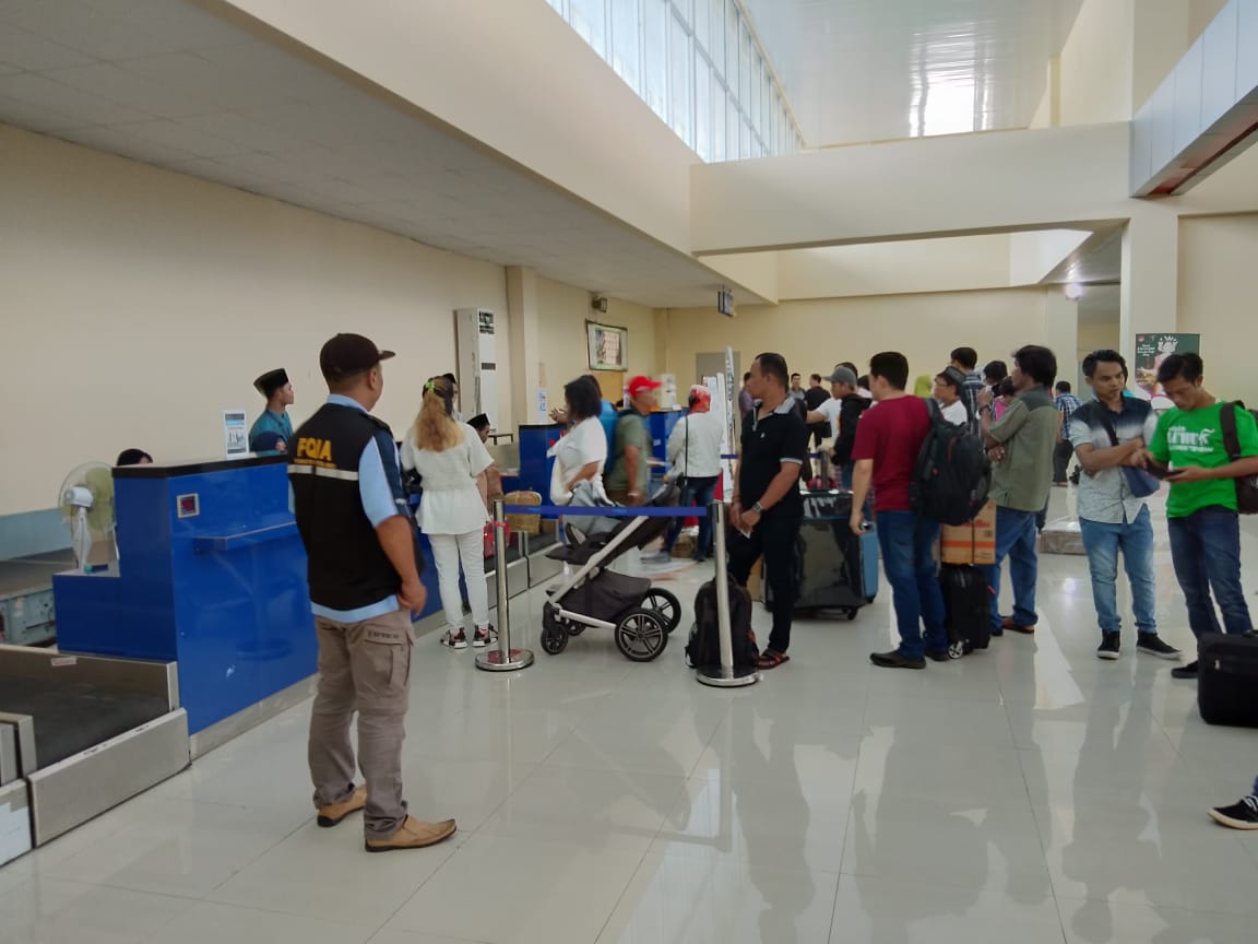 Skiluwukbanggai's tweet photo. 15/06 #OneHealthKIPM Pengawasan di terminal Bandara Syukuran Aminuddin Amir Luwuk : Tampak  petugas @Skiluwukbanggai mengawasi barang bawaan penumpang
#IdulFitri1439H
@HumasBKIPM
@darwis_skipmlb
@rinajanwar2201 https://t.co/SqnNgTrOeF