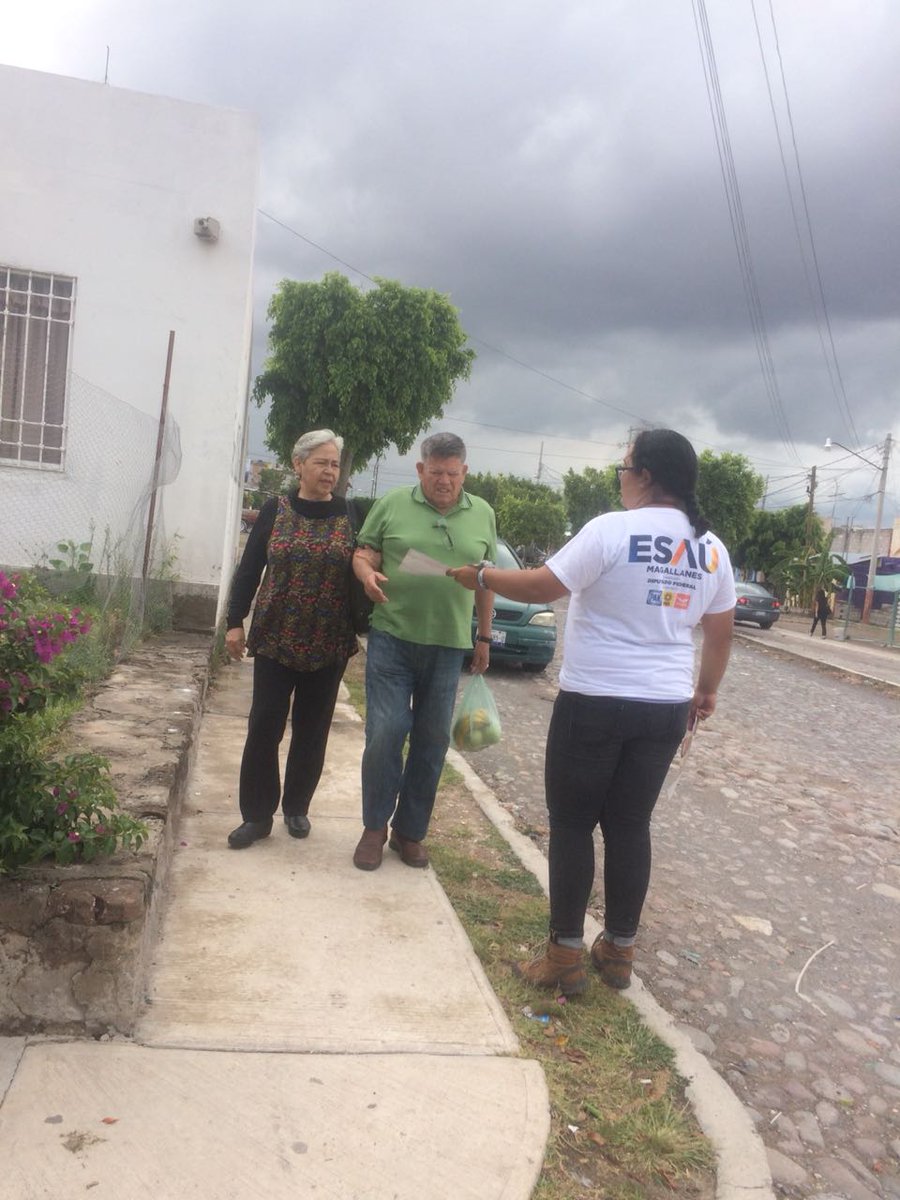 jade412la's tweet photo. Equipo #EsauMagallanes continuamos llevando a los ciudadanos el mensaje de nuestro Candidato Electo Federal por el II Distrito. #ApoyandoCJ #UnidosSJR #SanJuandelRio #Hablandodefrente https://t.co/SmapRPbcry