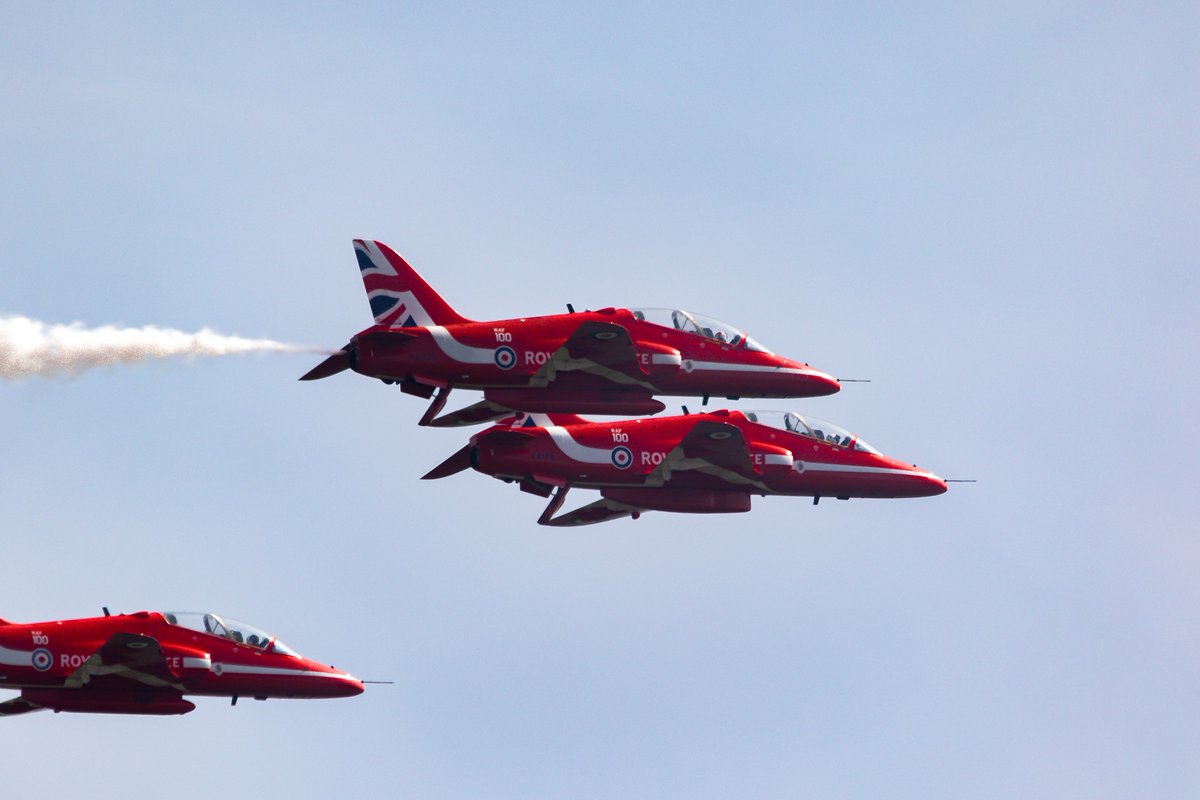 BlitzPhotos's tweet photo. Few from the @rafredarrows display @cosfordairshow @RAF_Cosford @RoyalAirForce #RAF100 #pilots #ukairshow #blitzphotography #photography #500pxrtg #thephotohour #dailyphoto #canonphotography #lglass #airshow2018 #airshow https://t.co/23JIIJ3ezt