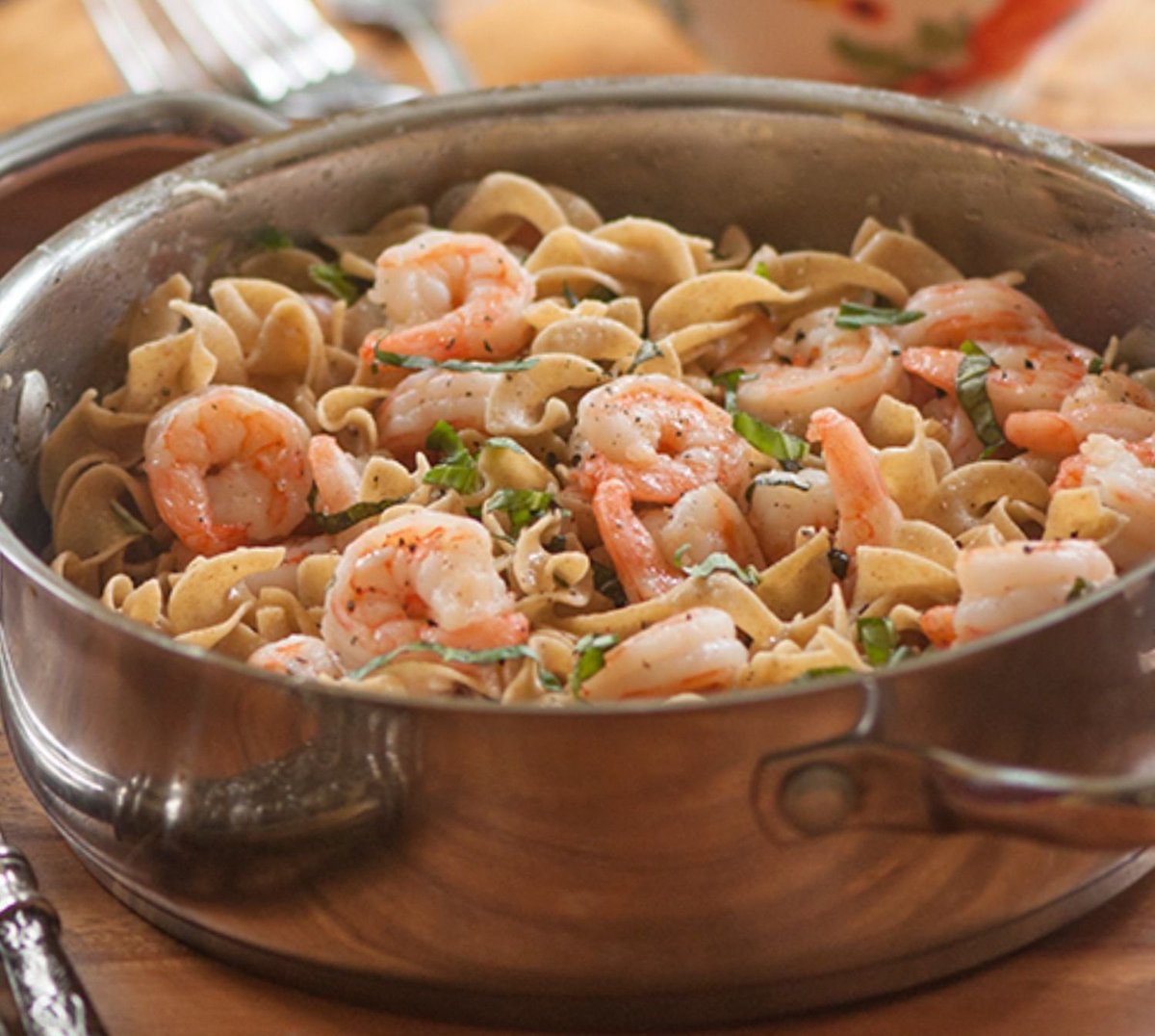 Mouthwatering shrimp are in this DELICIOUS pasta recipe!

Simple recipe uses pasta, butter, shrimp, garlic, basil + cheese >> buff.ly/2F6ZGYW
#cooking #shrimp