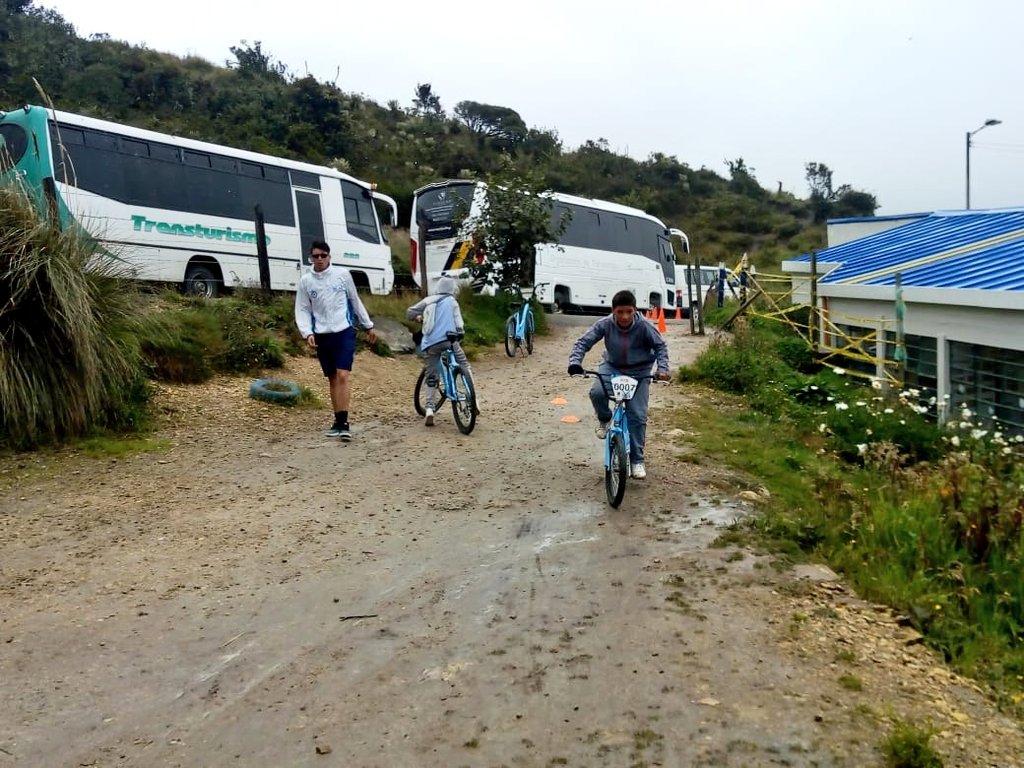 IDRD's tweet photo. Llegó la #EscuelaDeLaBicicleta al Colegio El Verjon vía La Calera.
Queremos que más niños aprendan a pedalear en sus caballitos de acero 🚴.
Le apostamos a la cultura bici 😉 https://t.co/f6LajUyBqB