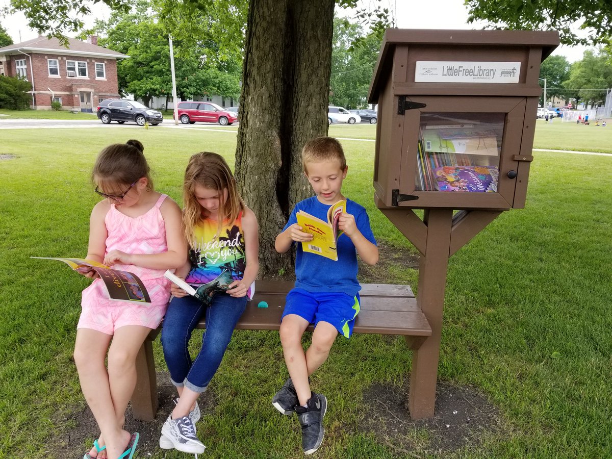 cbash95's tweet photo. Nothing makes the reading teacher happier in the summer than seeing students reading!#iwesraiders https://t.co/Gt5jwVEBxm