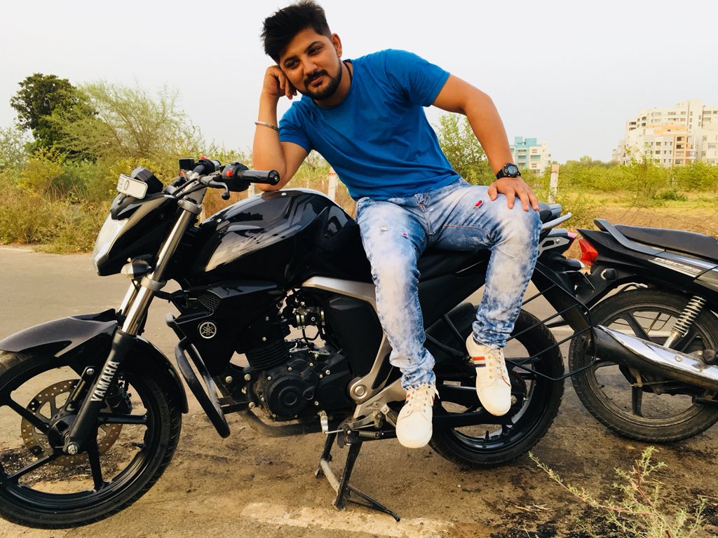 parthudave's tweet image. When you thinking about🤔 lots of things but non of the thing are in your hand 🤚 still you smile means you will not give up 😊 -Parth Dave 
#thoughtoftheday 
#randomplace #withfriends  #dayspentwell