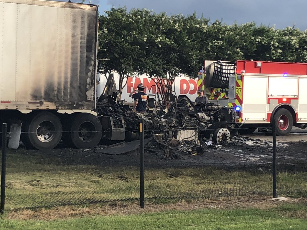 TammyESTWICK's tweet photo. #TractorTrailerFire
#NOE #Bullard #I-10
The New Orleans fire department says it looks like it may have started in the cab. But fire spread to the back. Plastic bottles inside.
No word on injuries so far. @wdsu https://t.co/oxqGTkXbMX