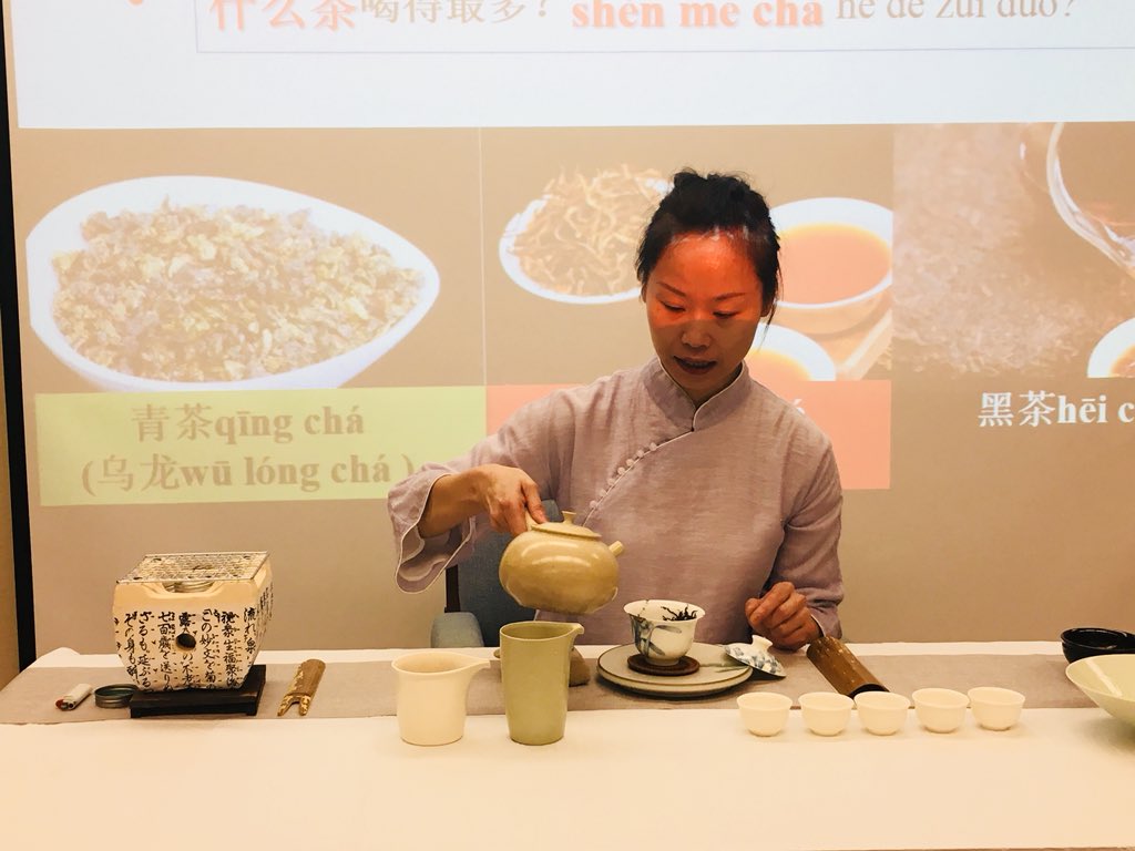 UNTstartalk's tweet photo. Glad to have Bei present to STARTALK students! Awesome session and everybody enjoyed it! Hello our future tea masters! #startalk2018 https://t.co/WqkCFMtM6W