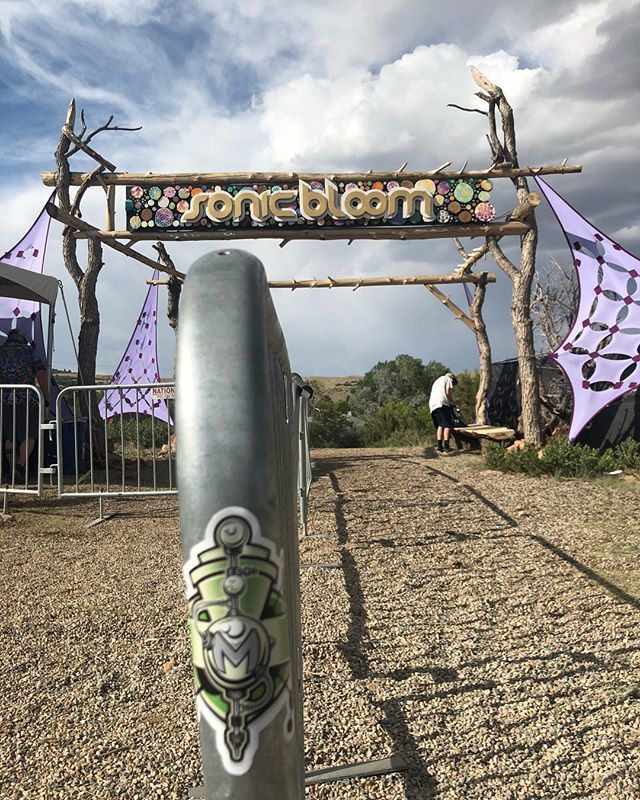 moleculeeffect's tweet photo. Sticker sighting at Sonic Bloom. Let the good times begin. #sonicbloom #coffeeinthedesert #pueblo #coffee #tme #stickers #michelleanderst #musiclovers #nightmaresonwax #eoto #desertdwellers #breakscience #buku #shpongle #themoleculeeffect https://t.co/LLO7MYeocX