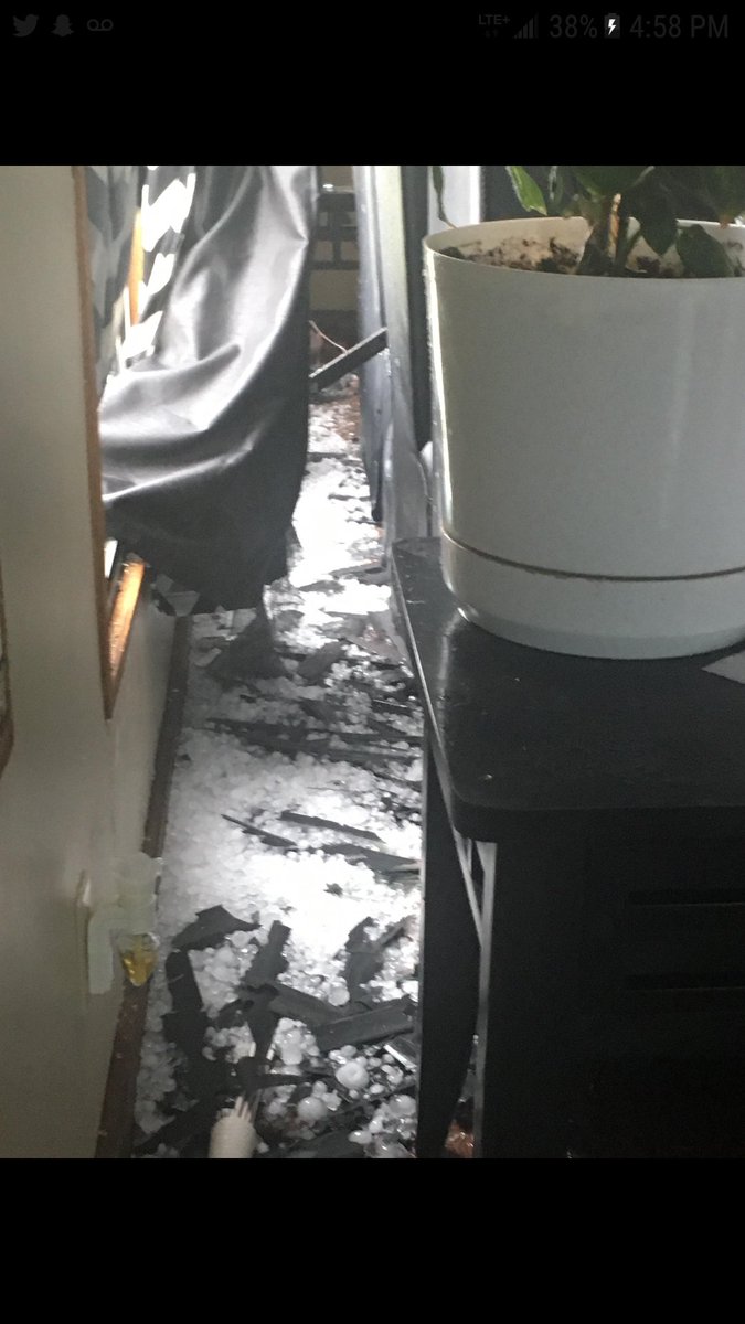 fbiagent4hire's tweet photo. Friend of mine's house just outside of Estevan  #SKStorm https://t.co/or7hFRlbiH