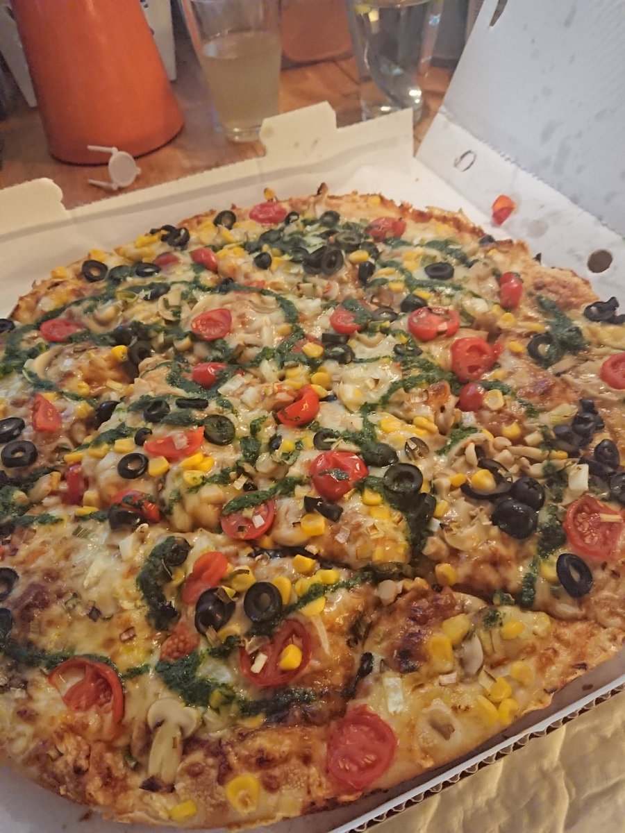 draupnir's tweet image. #Mushroom, #tomato, #olives, sweet #corn,, #leek, #onion and #pesto #pizza