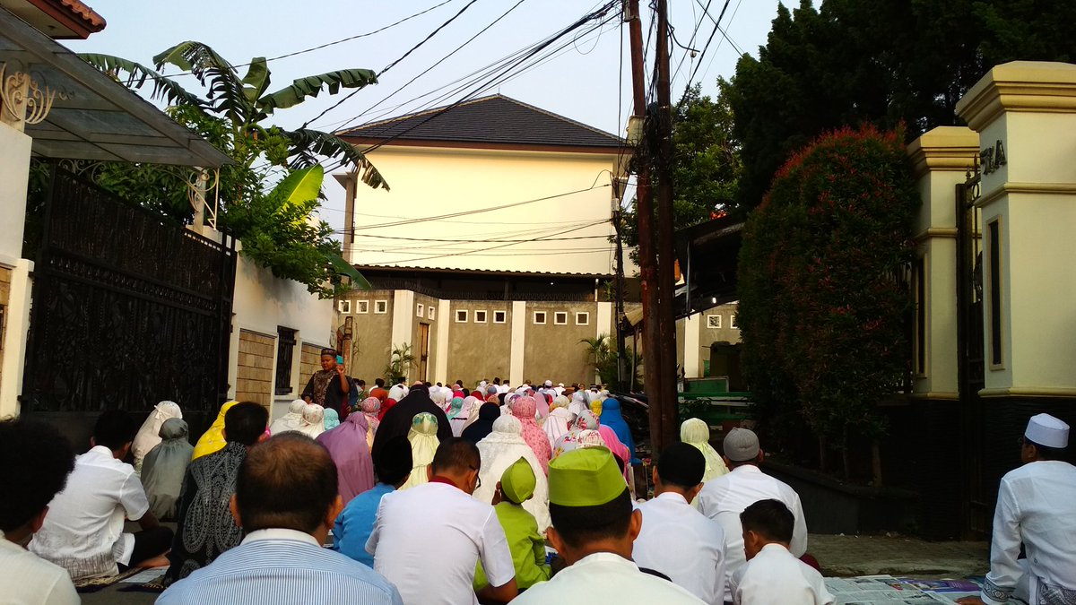 pokdarminggu's tweet photo. @RadioElshinta Warga RW.03  Pejaten Barat Pasar Minggu melaksanakan Sholat Idul Fitri 1439 H di Masjid Darunna"im https://t.co/rlavcud96v