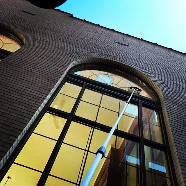 fitdiculous's tweet photo. These are tall windows! There was no water hookup so we used the #moermanexcelerator from #moermanaustralia #windows #windowcleaning #c... https://t.co/hcEqWsgEo8