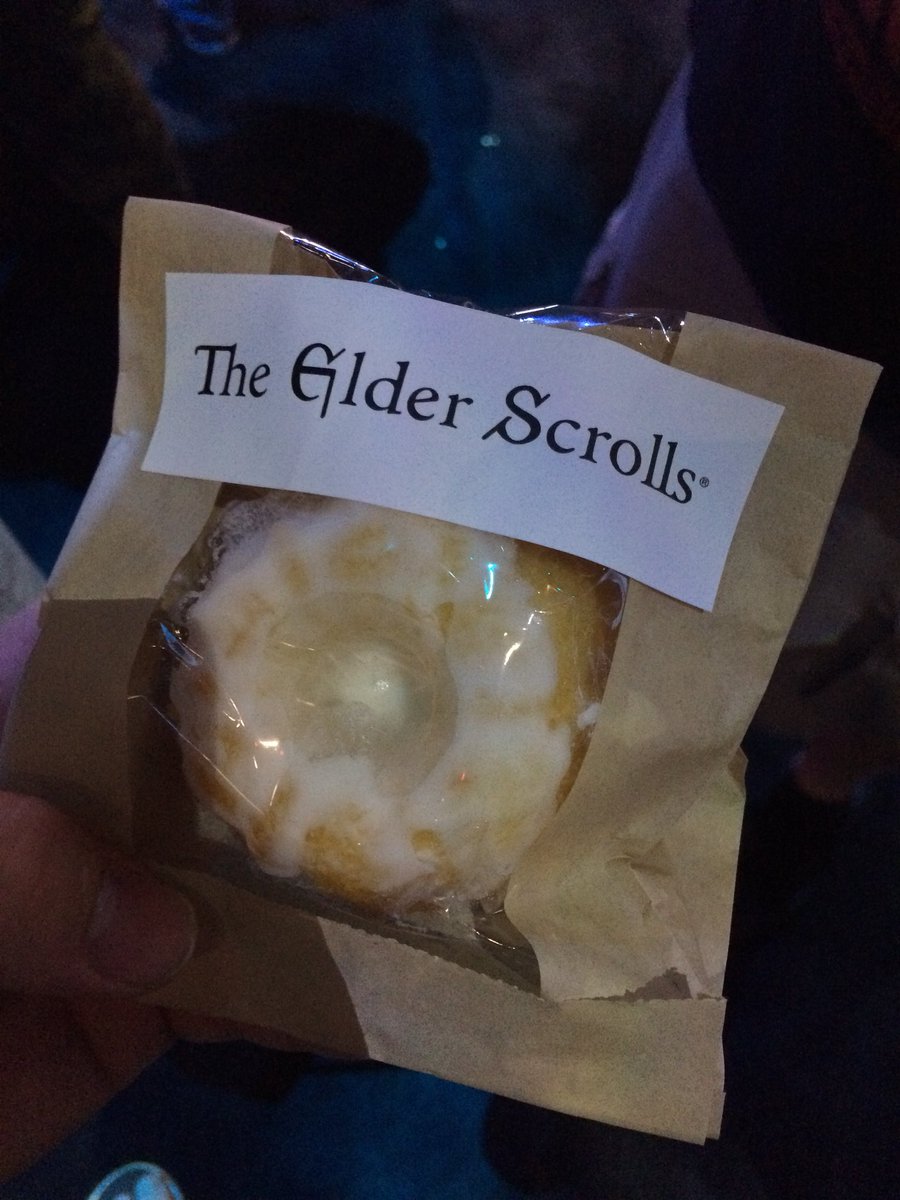 NinjabreadMan03's tweet photo. Stole myself a sweet roll! https://t.co/Dxk34R1IbK