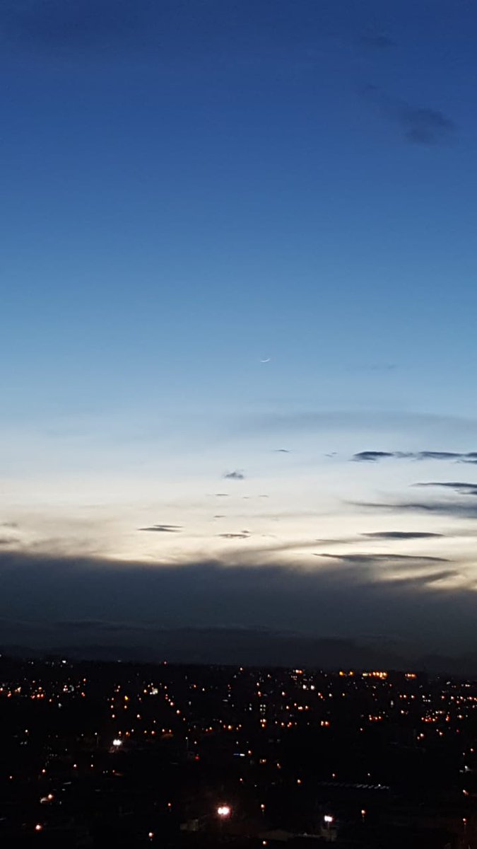 hwmaqbul's tweet photo. The new moon over Bogotá, Columbia.

اللّهم اهلّه باليمن والايمان والسلامة والاسلام ربي و ربك الله

Eid Mubārak to the beautiful Ummah of Sayyidunā Muhammadﷺ! https://t.co/0c0v5xXItZ