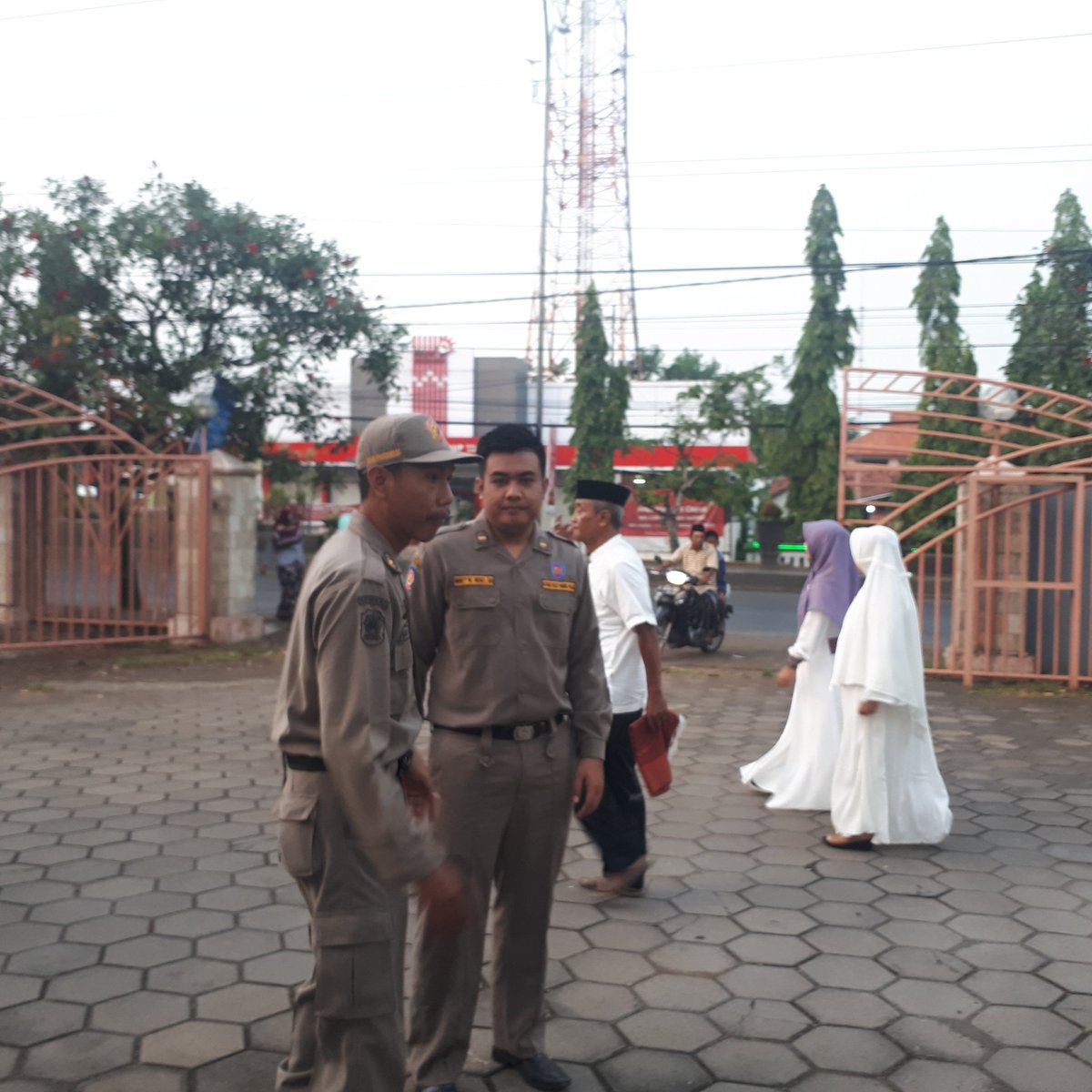 SatpolPPBatang's tweet photo. Pengamanan sholat ied di beberapa tempat oleh anggota Satpol PP Kab. Batang https://t.co/I4qu1dJcLu