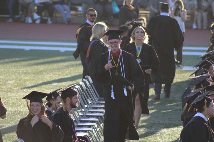 tropical_sean's tweet photo. #EDHSGrad2018 https://t.co/JmWkagIvec
