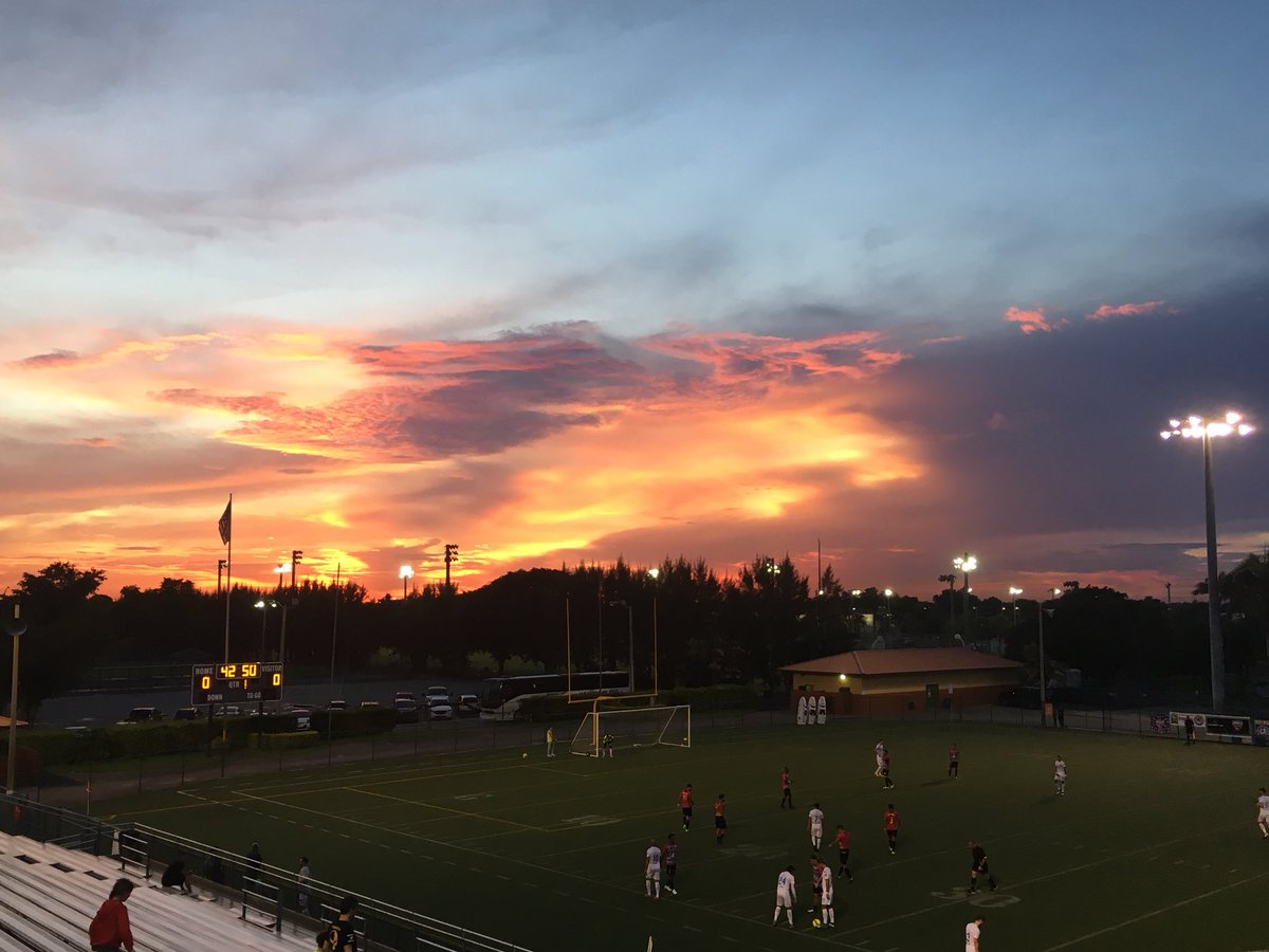 JaxArmadaFC's tweet photo. Sunset over Ted Hendricks Stadium for your viewing pleasure.... #MUFCvJAX https://t.co/cu4qO0hfj4