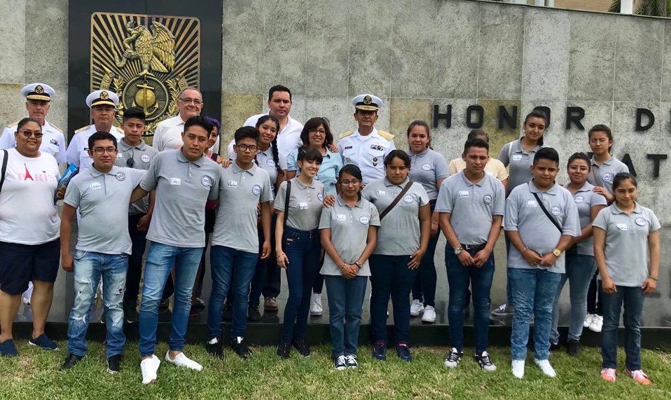 alexfedezcam's tweet photo. Alumnos destacados de la EPO No. 282 de #Ecatepec conocieron la Heroica Escuela Naval Militar de Veracruz. Agradezco a la @SEMAR_mx por todas sus atenciones. @AlmSoberon https://t.co/lcR6IeXiyT