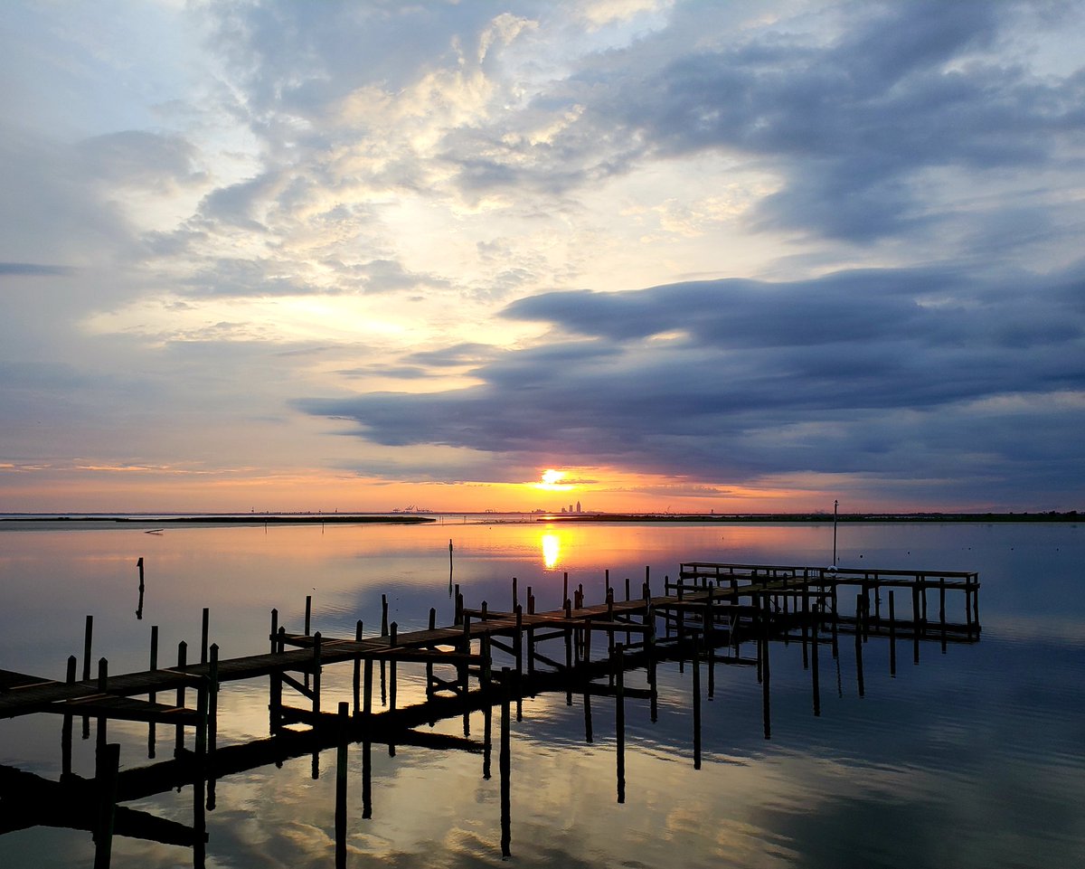 basicallyjoyful's tweet photo. Another beautiful sunset over MOBILE BAY from the Lake Forest Yacht Club
#GodsFavorite #LFYC
@michaelwhitewx @spann @WKRG_John https://t.co/6KnVQcvvA8