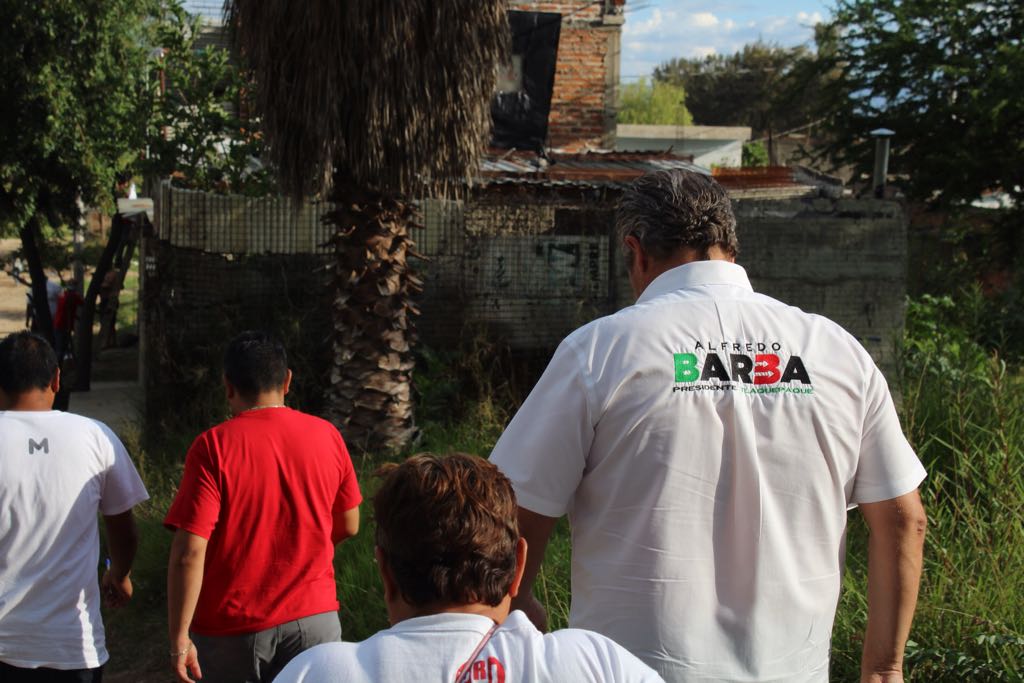 alfredbarbam's tweet photo. En la colonia Nuevo Amanecer, revisando sus propuestas y firmando compromisos. Hay mucho que trabajar en #Tlaquepaque y se requiere sensibilidad y certeza para brindar con seguridad las opciones que se requieren y por supuesto que #YoSíPuedo https://t.co/0AwbmLZ6OV