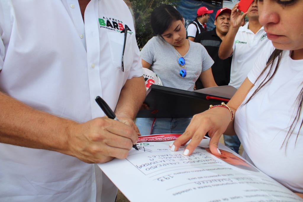 alfredbarbam's tweet photo. En la colonia Nuevo Amanecer, revisando sus propuestas y firmando compromisos. Hay mucho que trabajar en #Tlaquepaque y se requiere sensibilidad y certeza para brindar con seguridad las opciones que se requieren y por supuesto que #YoSíPuedo https://t.co/0AwbmLZ6OV
