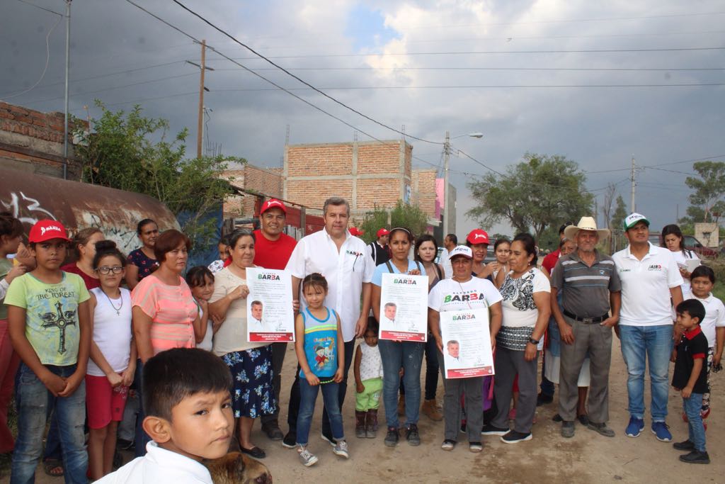 alfredbarbam's tweet photo. En la colonia Nuevo Amanecer, revisando sus propuestas y firmando compromisos. Hay mucho que trabajar en #Tlaquepaque y se requiere sensibilidad y certeza para brindar con seguridad las opciones que se requieren y por supuesto que #YoSíPuedo https://t.co/0AwbmLZ6OV