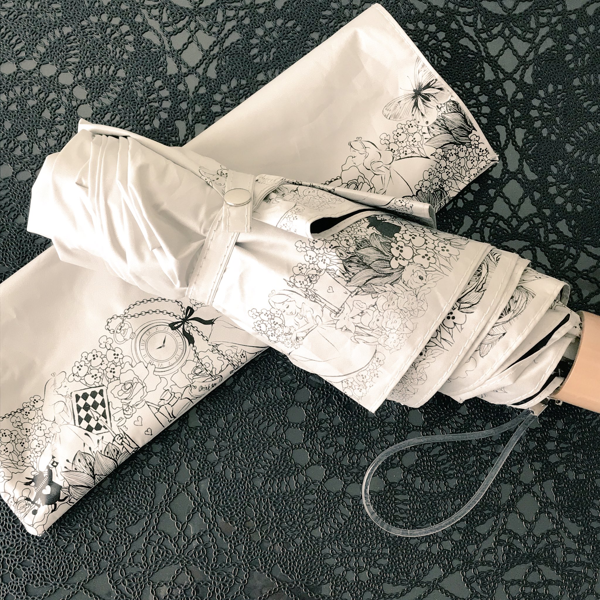 チェルシー しまむらの晴雨兼用傘 モノトーンだし ぱっと見アリス柄に見えないから大人でも持てる 内側が黒だから遮光効果あるかな 素材上仕方ないのかもしれないけど 買った時からものすごくシワシワです アリス ふしぎの チェルシー しまむらの晴雨兼用傘 モノトーンだし ぱっと見アリス柄に見えないから大人でも持てる 内側が黒だから遮光効果あるかな 素材上仕方ないのかもしれないけど 買った時からものすごくシワシワです アリス ふしぎの