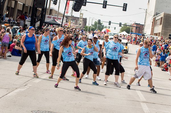 Dancing our way into the weekend 💃🕺 #RazzleDazzleGoodTimesParade  📸: Strohlphotography