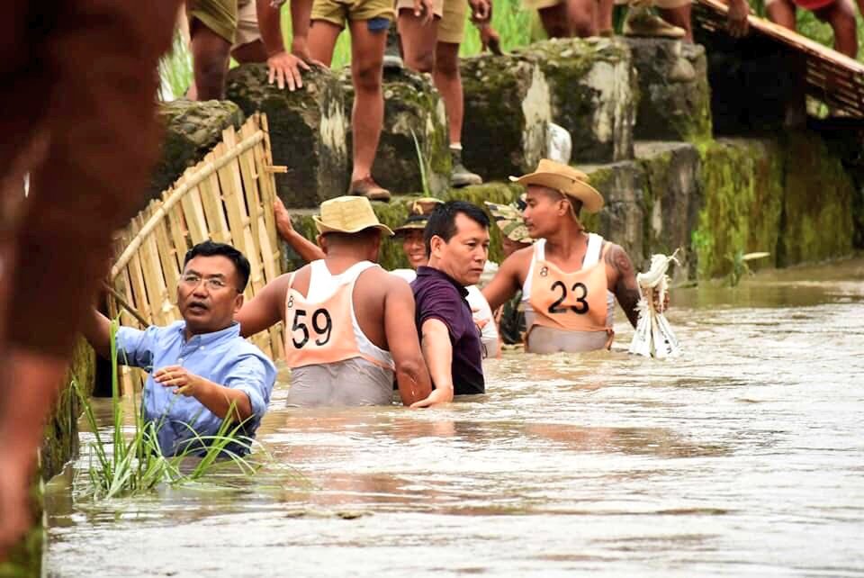navsekera's tweet photo. Received this picture on whatsapp in the morning &amp; it really made my day. The man in blue shirt is IAS officer Deleep Singh (secretary flood control) on ground, on the job, in flood hit Manipur! देश बदल रहा है! 
#India 🇮🇳 #Motivation https://t.co/1kmM3kmURa