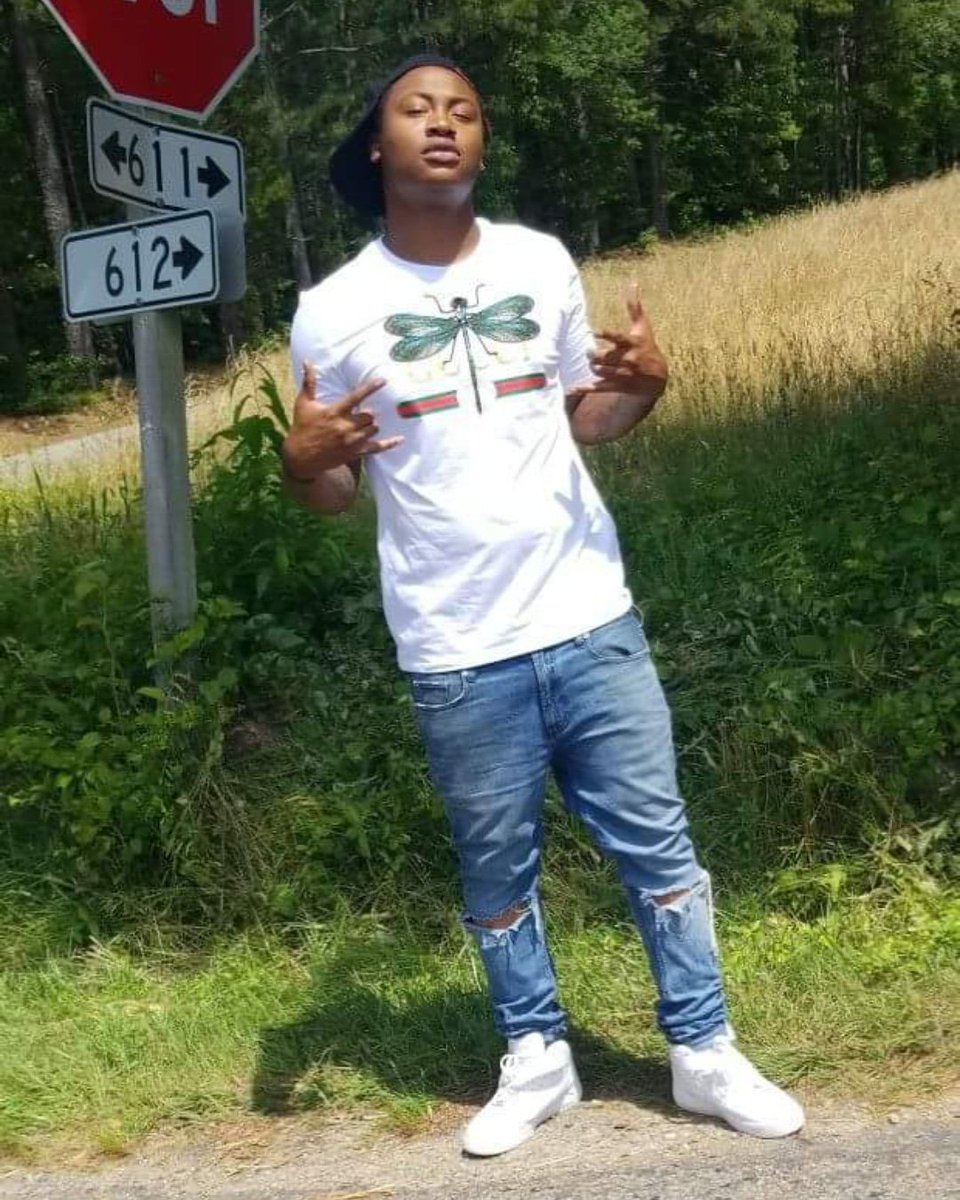 FairMurda's tweet photo. My twin on the same shit 🤑🤑🤑👆🏾 https://t.co/mo7s2PlqSJ