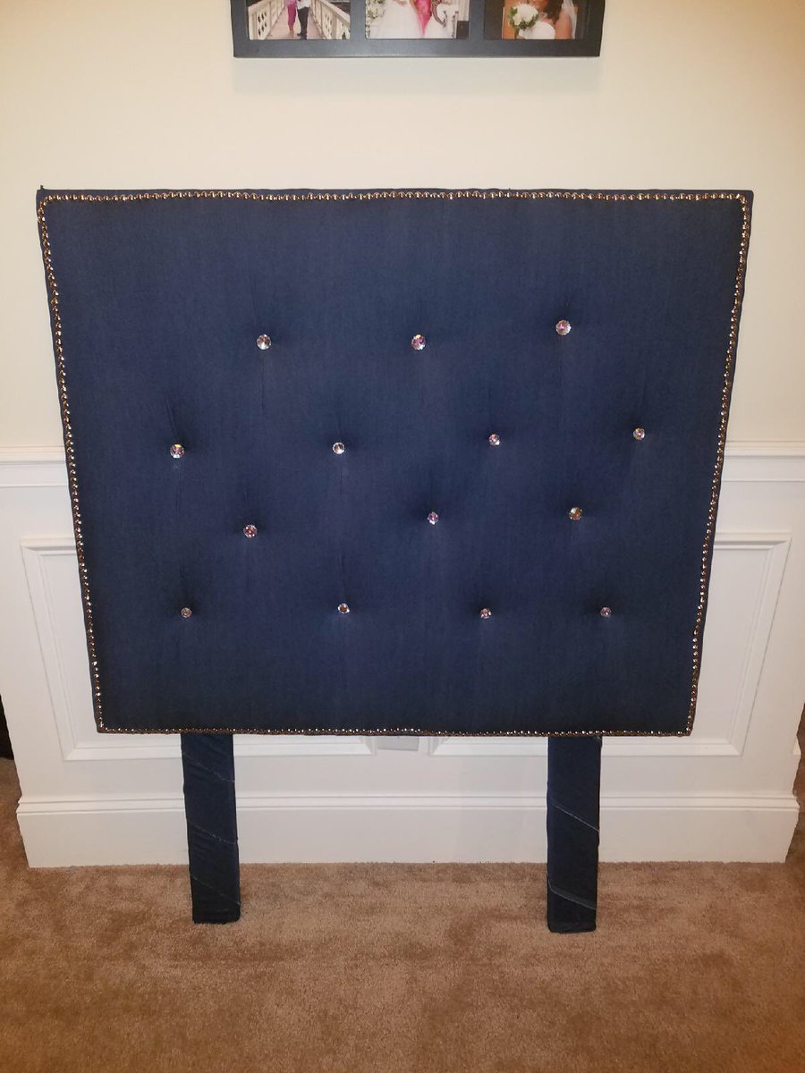 TheeDes_'s tweet photo. What to Spice up your dorm room!!!💥  DM me for a homemade head board !!!! #SSU #SSU22 #SSU21 #SSU20 #SSU19  (The white one isn’t complete) https://t.co/GpwejkQbJj