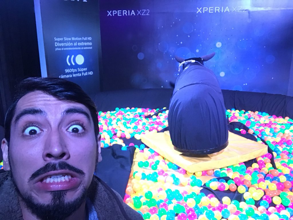 dimenacho1's tweet photo. Estoy en el evento de #Xperia presentando el celu #xz2alextremo y este toro mecánico me tiene loco https://t.co/wMsVIuKrc6