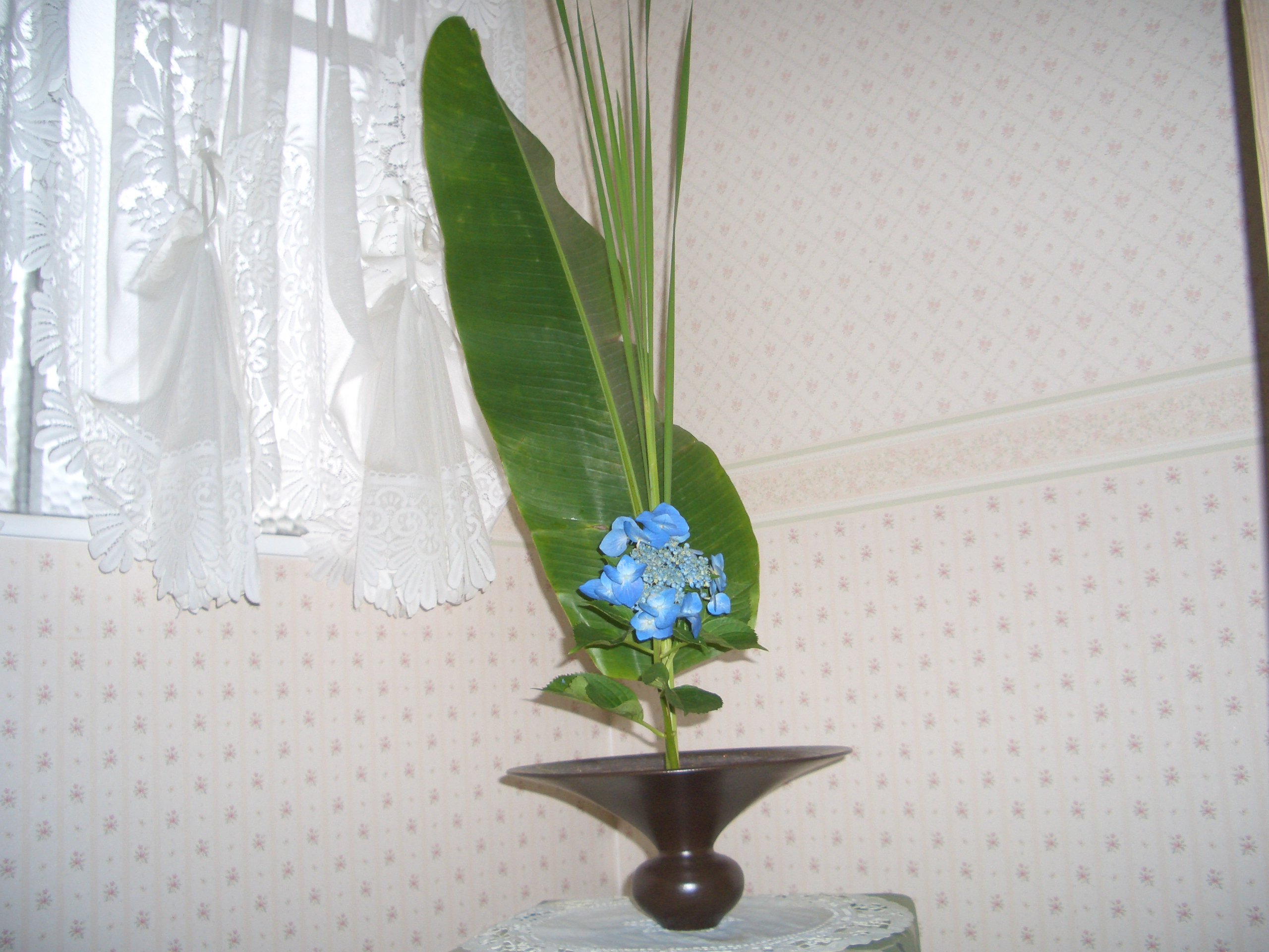 朗読大好き 麦島久美子 生け花 自由花 バラ トルコキキョウ マツムシソウ ガマ タマシダ 花言葉 バラ 情熱 愛情 トルコキキョウ 優美 希望 生花新風体 イトバショウ アジサイ ガマ 花言葉 アジサイ 辛抱 謙虚 池坊 フラワー
